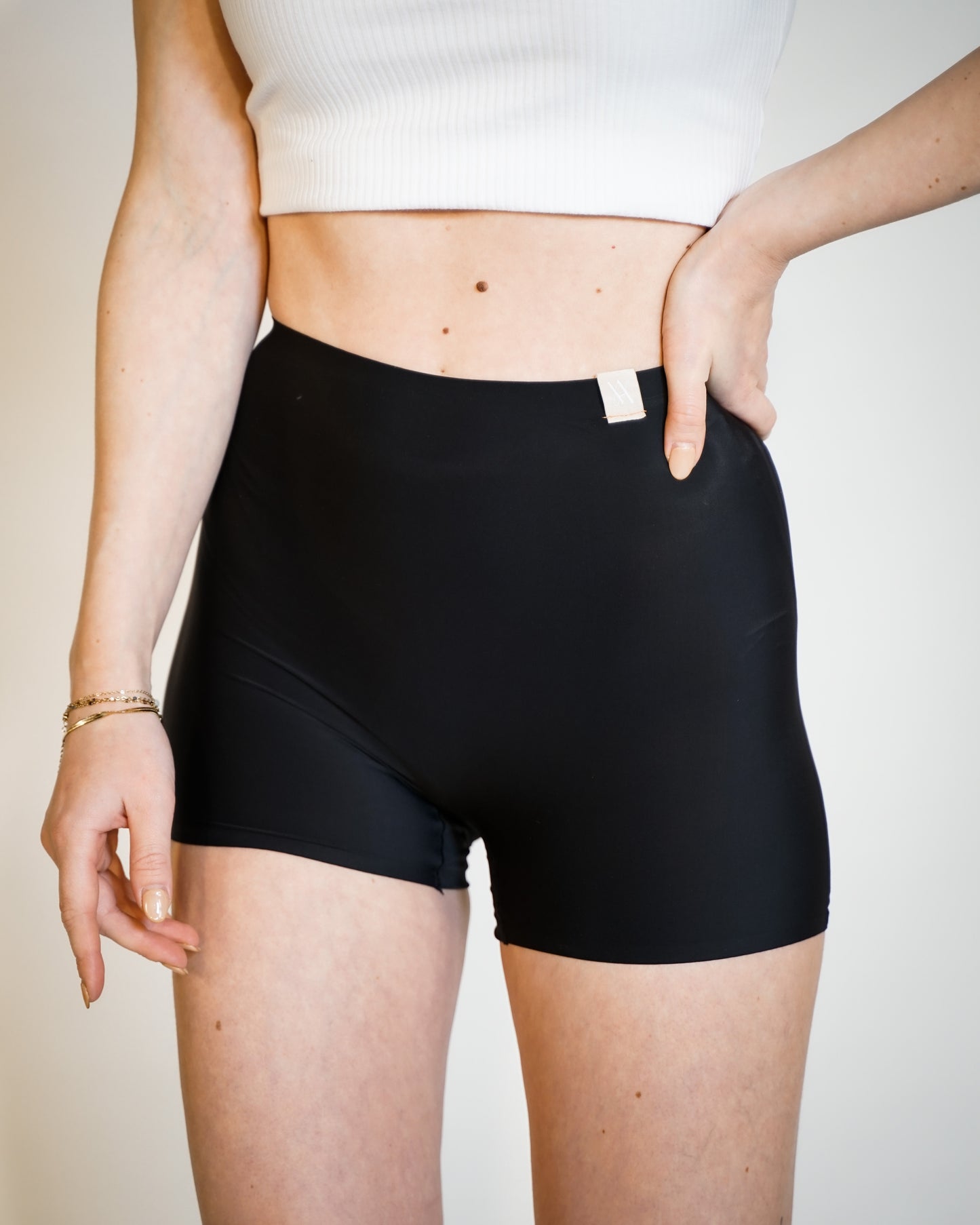 STAY SHY SHORT - BLACK