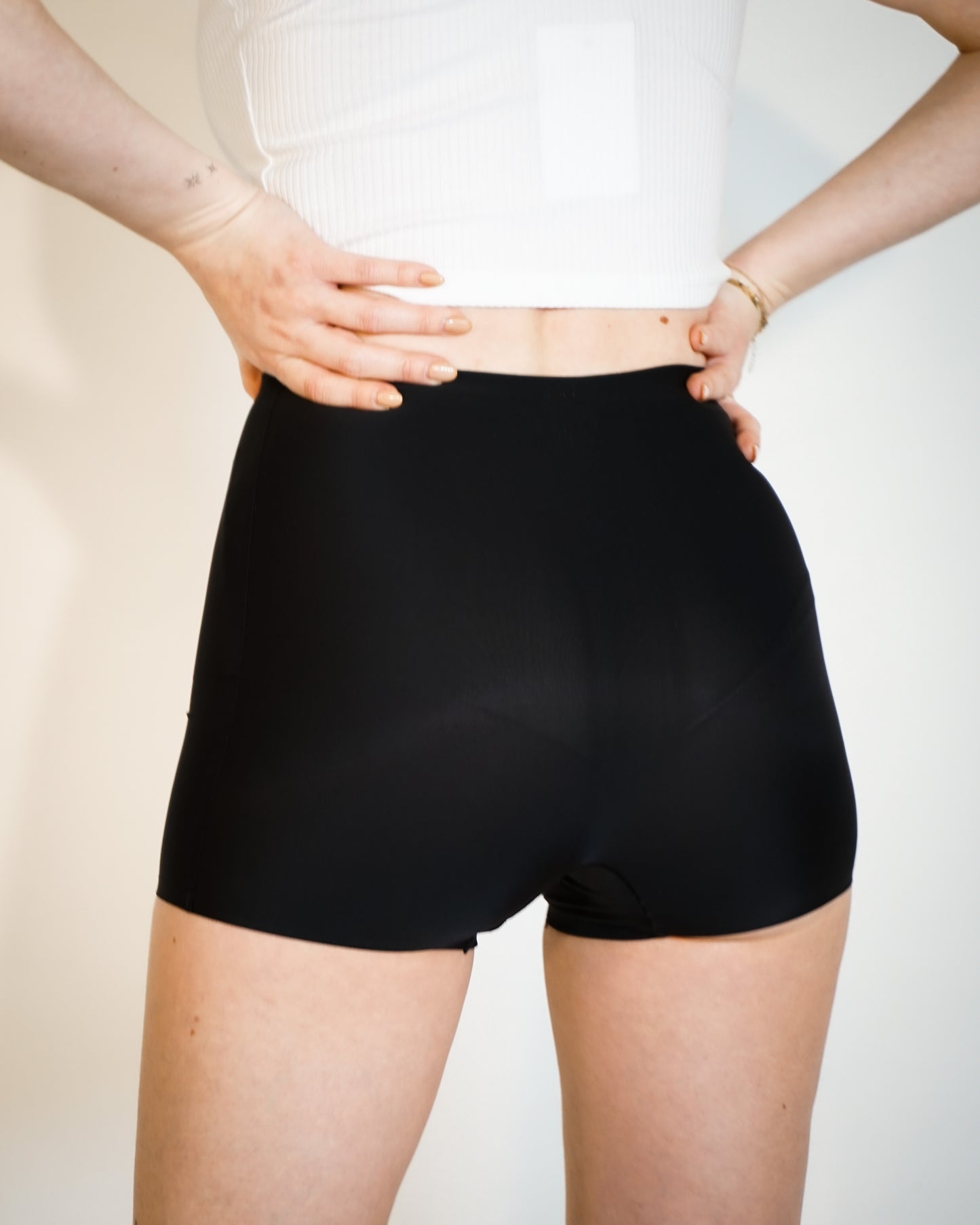 STAY SHY SHORT - BLACK